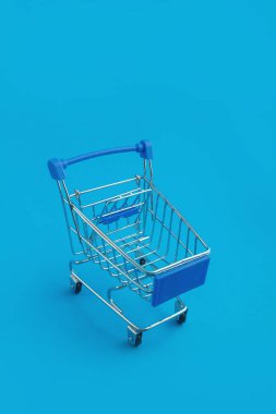 mavi arkaplanda süpermarket arabası