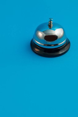 Mavi arka planda resepsiyon için krom zil