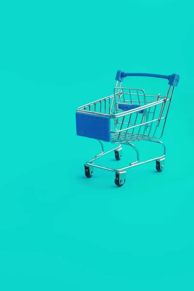 Тележка Супермаркета Синем Фоне — стоковое фото