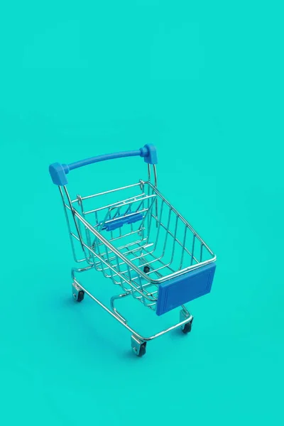 Chariot Supermarché Sur Fond Bleu — Photo