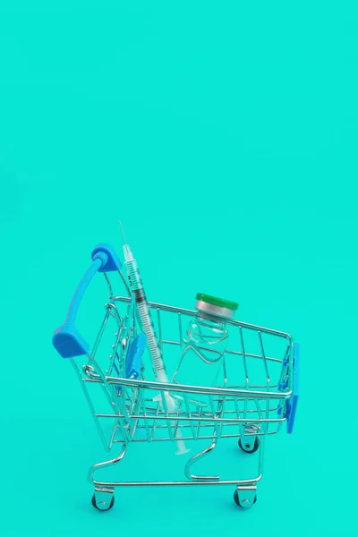 Тележка Супермаркета Шприцами Ампулами Синем Фоне — стоковое фото