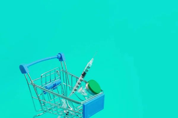 파란색 배경에 주사기와 앰뷸런스가 슈퍼마켓 — 스톡 사진