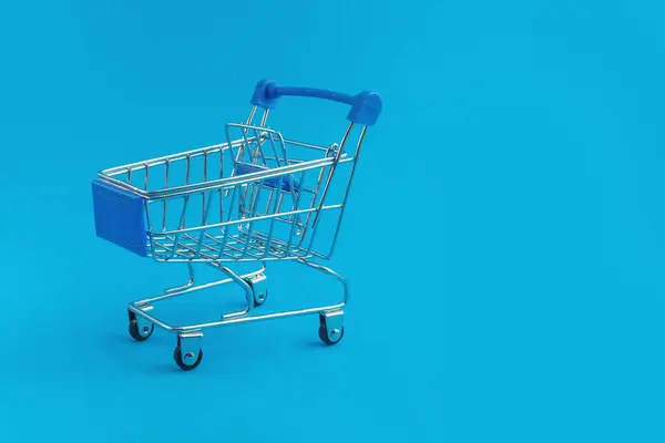 Vozík Supermarket Modrém Pozadí — Stock fotografie