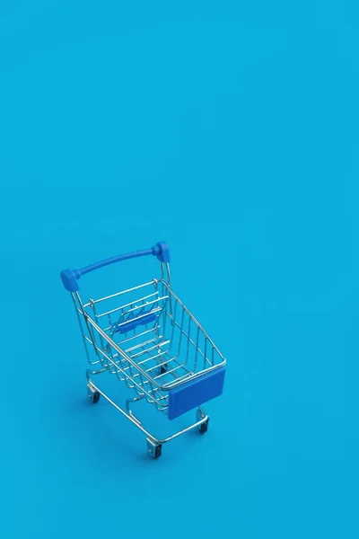 Carrito Supermercado Sobre Fondo Azul —  Fotos de Stock