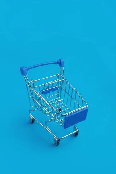 Supermarkt Trolley Blauwe Achtergrond — Stockfoto