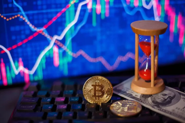 Sanduhr Dollar Und Bitcoins Auf Einer Computertastatur Auf Dem Hintergrund — Stockfoto