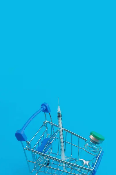 Тележка Супермаркета Шприцами Ампулами Синем Фоне — стоковое фото
