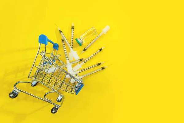 Carrito Supermercado Con Jeringas Ampolla Sobre Fondo Amarillo — Foto de Stock