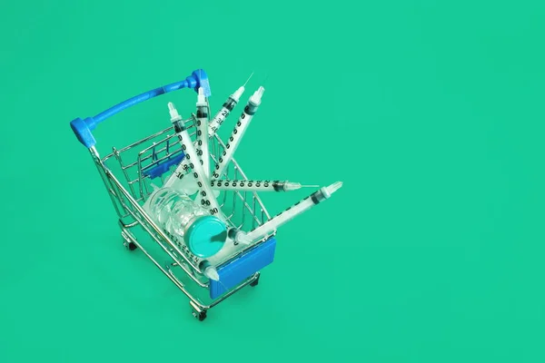 Supermarket Trolley Syringes Ampoule Green Background — Stock Photo, Image