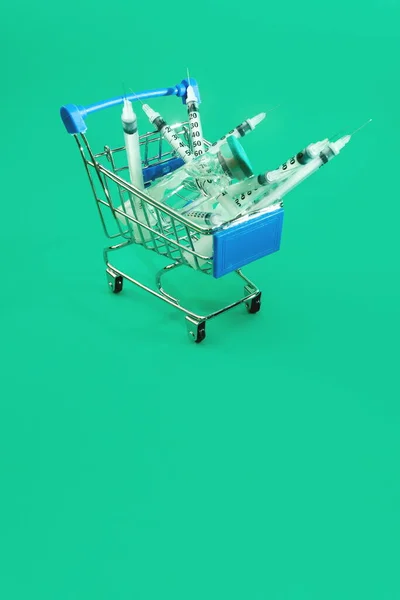Тележка Супермаркета Шприцами Ампулами Зеленом Фоне — стоковое фото