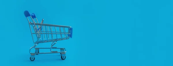 Carrito Supermercado Sobre Fondo Panorámico Azul —  Fotos de Stock