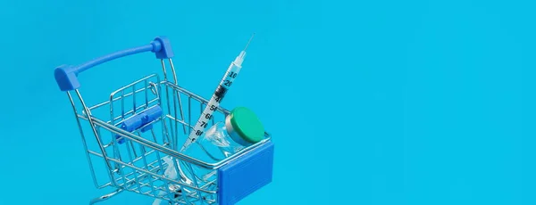 Тележка Супермаркета Шприцами Ампулами Фоне Синей Панорамы — стоковое фото