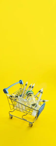 Тележка Супермаркета Шприцами Ампулами Фоне Желтой Панорамы — стоковое фото