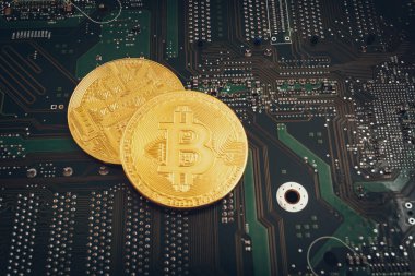 Bir bilgisayar mikro devresinin arkaplanındaki bozuk paralar