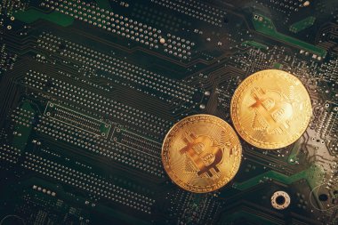 Bir bilgisayar mikro devresinin arkaplanındaki bozuk paralar