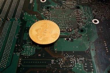 Bir bilgisayar mikro devresinin arkaplanındaki bozuk paralar