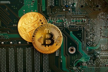 Bir bilgisayar mikro devresinin arkaplanındaki bozuk paralar