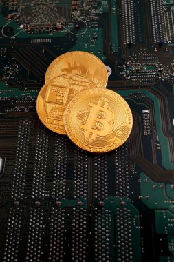 Bir bilgisayar mikro devresinin arkaplanındaki bozuk paralar