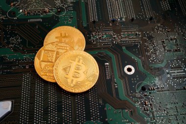 Bir bilgisayar mikro devresinin arkaplanındaki bozuk paralar