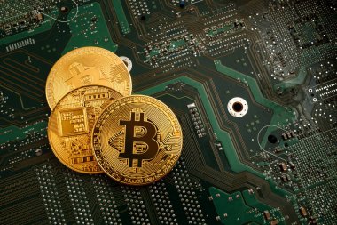 Bir bilgisayar mikro devresinin arkaplanındaki bozuk paralar