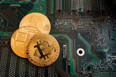 Bir bilgisayar mikro devresinin arkaplanındaki bozuk paralar