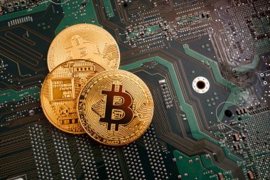 Bir bilgisayar mikro devresinin arkaplanındaki bozuk paralar