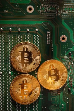 Bir bilgisayar mikro devresinin arkaplanındaki bozuk paralar