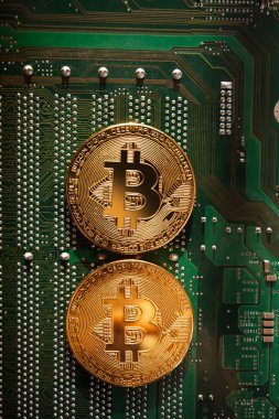 Bir bilgisayar mikro devresinin arkaplanındaki bozuk paralar