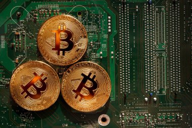 Bir bilgisayar mikro devresinin arkaplanındaki bozuk paralar