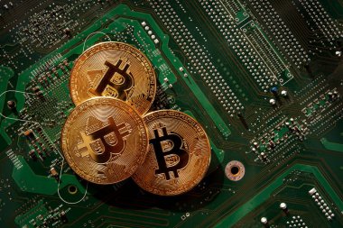 Bir bilgisayar mikro devresinin arkaplanındaki bozuk paralar