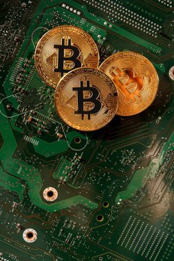 Bir bilgisayar mikro devresinin arkaplanındaki bozuk paralar