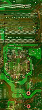 Bir bilgisayar çipinin arka planındaki panoramik bitcoin düşer