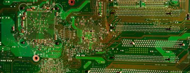 Bir bilgisayar çipinin arka planındaki panoramik bitcoin düşer