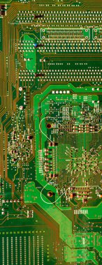 Bir bilgisayar çipinin arka planındaki panoramik bitcoin düşer