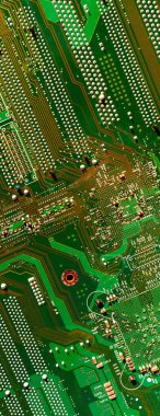 Bir bilgisayar çipinin arka planındaki panoramik bitcoin düşer