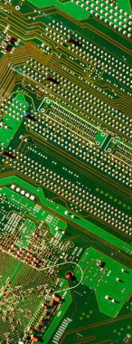 Bir bilgisayar çipinin arka planındaki panoramik bitcoin düşer