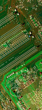 Bir bilgisayar çipinin arka planındaki panoramik bitcoin düşer