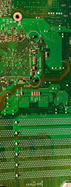 Bir bilgisayar çipinin arka planındaki panoramik bitcoin düşer