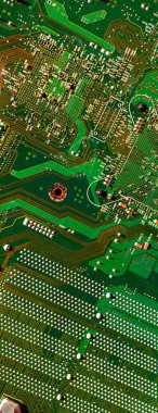 Bir bilgisayar çipinin arka planındaki panoramik bitcoin düşer