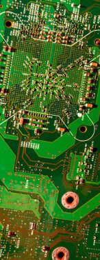 Bir bilgisayar çipinin arka planındaki panoramik bitcoin düşer