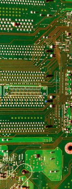 Bir bilgisayar çipinin arka planındaki panoramik bitcoin düşer