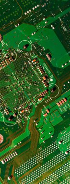 Bir bilgisayar çipinin arka planındaki panoramik bitcoin düşer