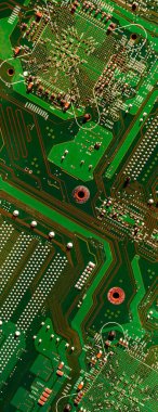 Bir bilgisayar çipinin arka planındaki panoramik bitcoin düşer