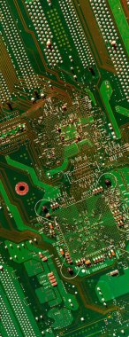 Bir bilgisayar çipinin arka planındaki panoramik bitcoin düşer