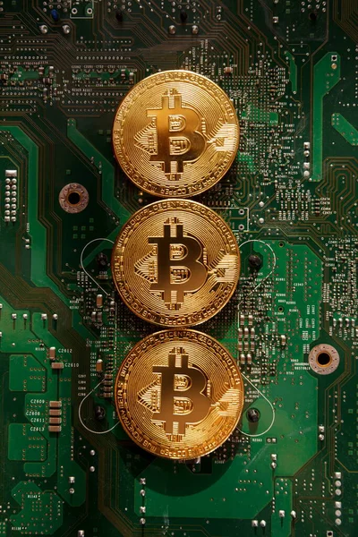 Bir bilgisayar mikro devresinin arkaplanındaki bozuk paralar