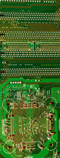 Bir bilgisayar çipinin arka planındaki panoramik bitcoin düşer