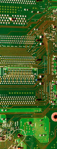 Bir bilgisayar çipinin arka planındaki panoramik bitcoin düşer