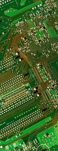 Bir bilgisayar çipinin arka planındaki panoramik bitcoin düşer