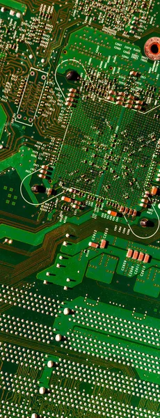 Bir bilgisayar çipinin arka planındaki panoramik bitcoin düşer