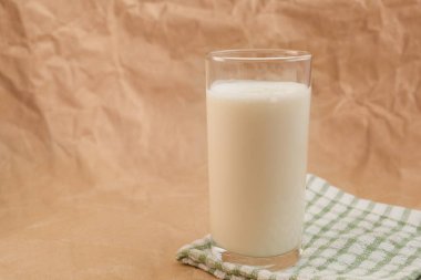 Buruşmuş kağıdın üzerinde bir bardak süt.